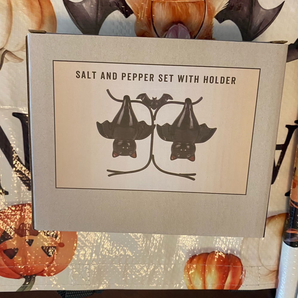 Cracker Barrel Hanging Bat Salt & Pepper Shakers Halloween Nwts boxed Halloween
